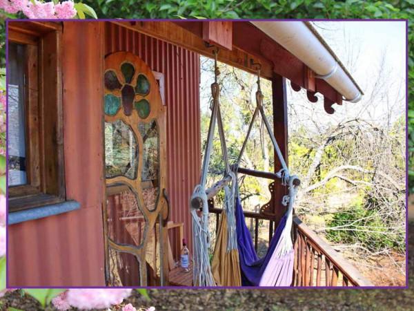 Sycamore Avenue Treehouses & Cottages Accommodation Windy Room photo